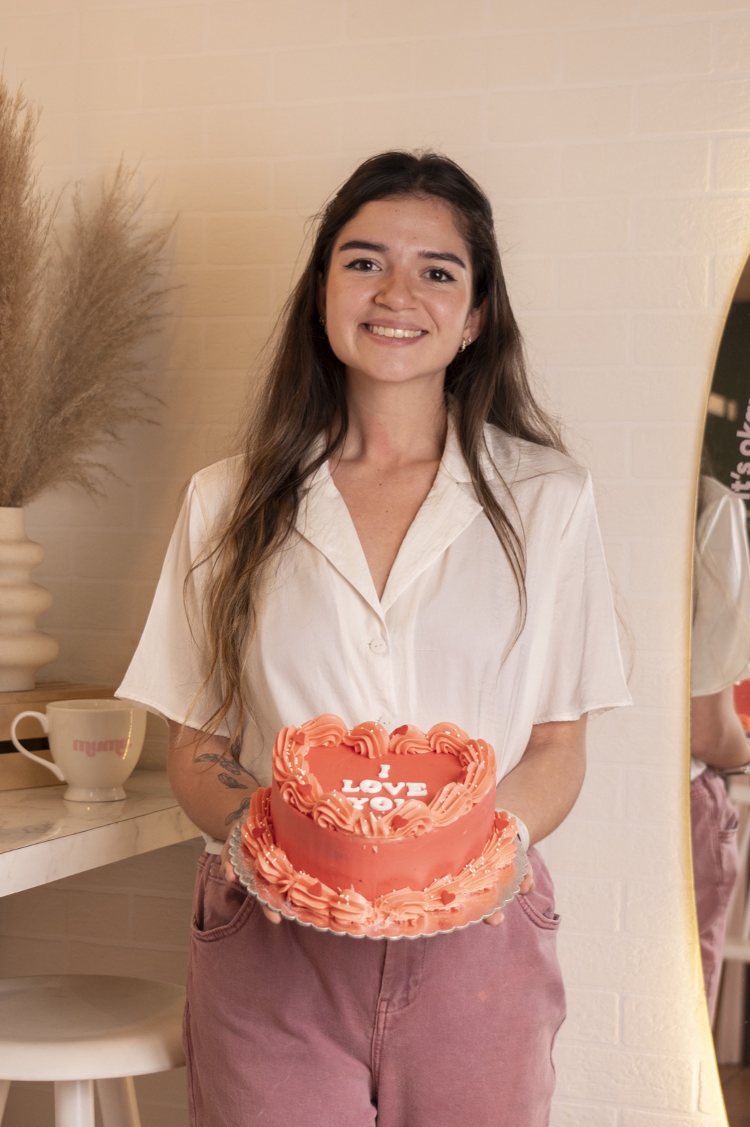 Daniela, fundadora de Mumy, con un pastel de corazón