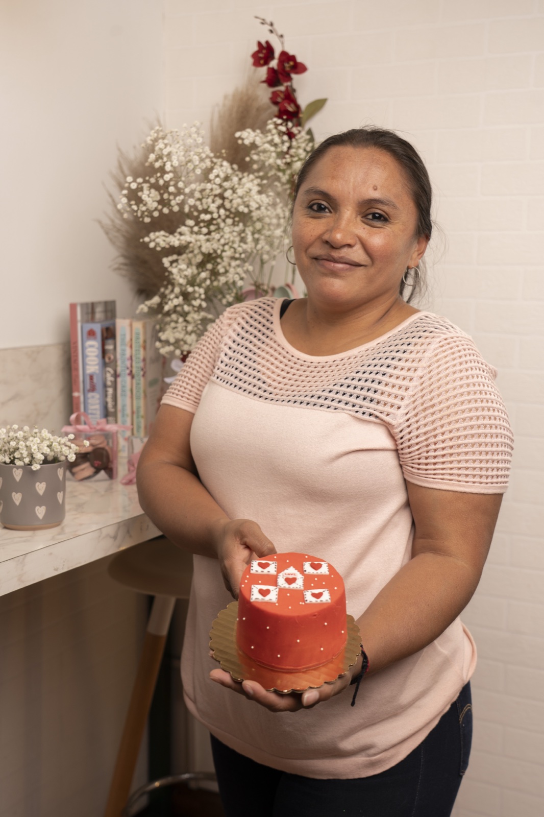 Integrante de Mumy con un pastel de San Valentín